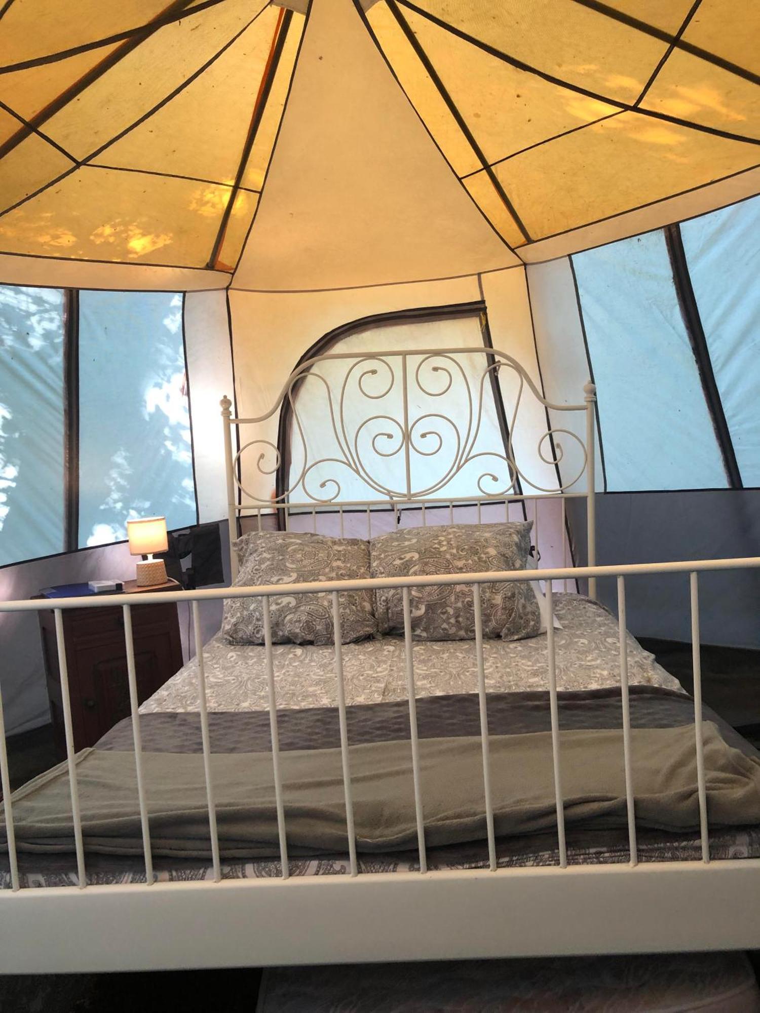 Camping Au Lac Du Drennec Glamping Tent Commana Luaran gambar